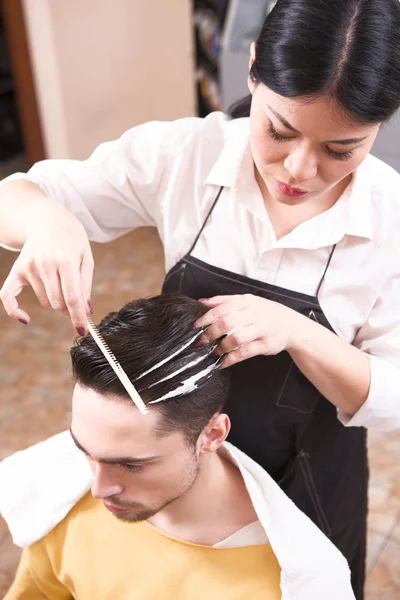 Homem bonito no salão de cabeleireiro — Fotografia de Stock
