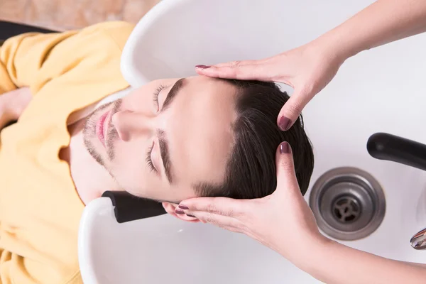 Hombre guapo en peluquería — Foto de Stock