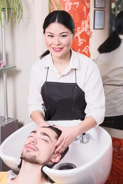 Bel homme dans le salon de coiffure — Photo