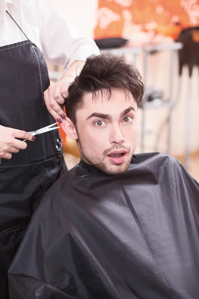 Schöner Mann im Friseursalon — Stockfoto