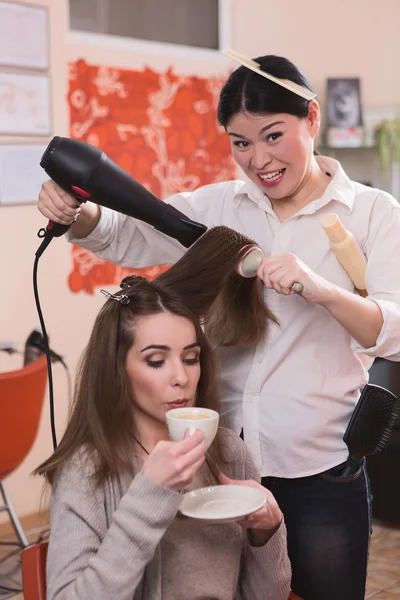 Vacker dam i frisörverksamhet salong — Stockfoto