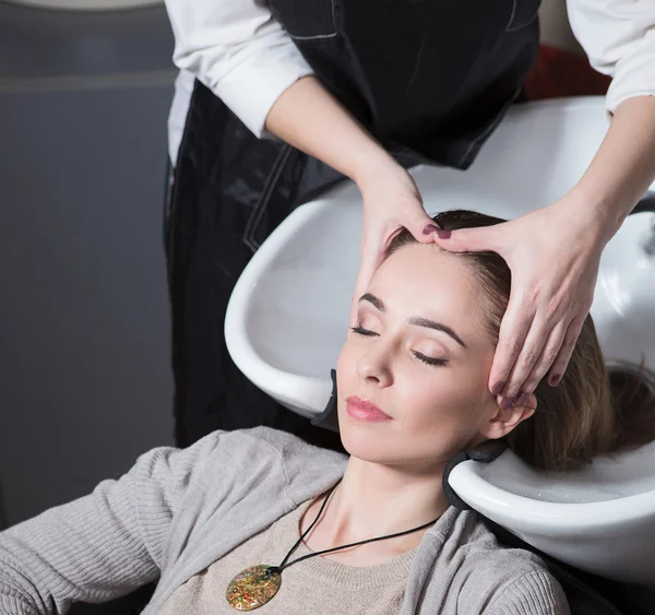 Belle dame dans le salon de coiffure — Photo