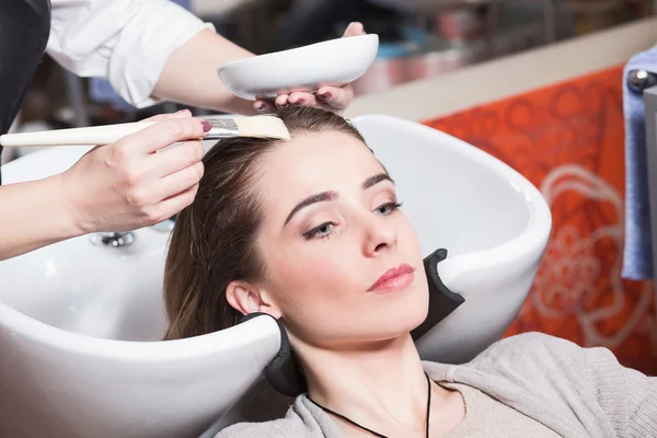 Schöne Dame im Friseursalon — Stockfoto