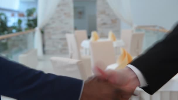 Handshaking de dois homens de negócios — Vídeo de Stock