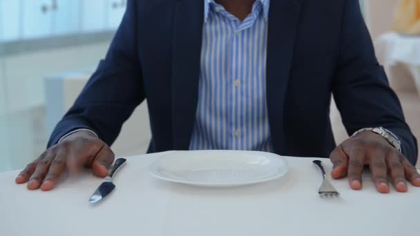 Biznesmen siedząc przy stoliku w restauracji. — Wideo stockowe