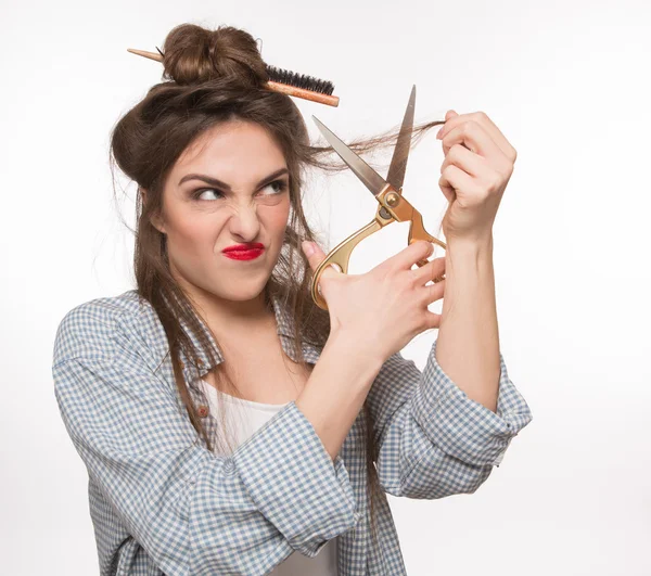 Woman doing hairstyle in studio — Stock fotografie