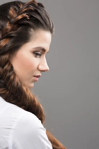 Kvinna med modern frisyr i studio — Stockfoto