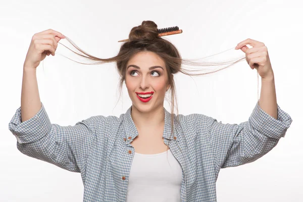 Wanita melakukan gaya rambut di studio — Stok Foto