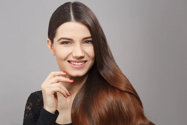 Mulher com penteado moderno em estúdio — Fotografia de Stock