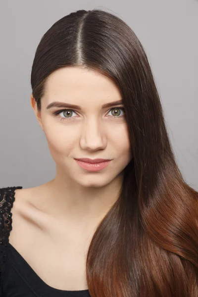 Femme avec coiffure moderne en studio — Photo