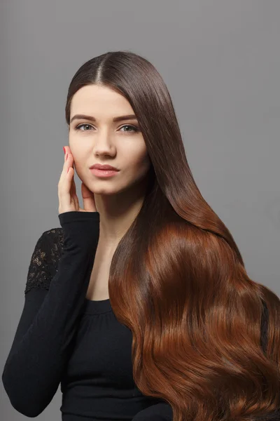 Mulher com penteado moderno em estúdio — Fotografia de Stock