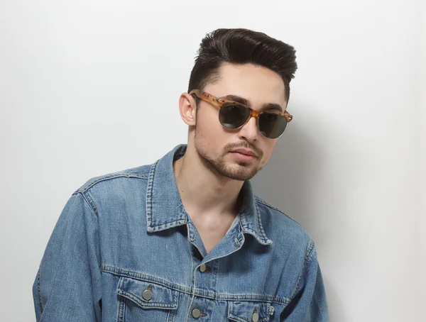 Homme à la coiffure moderne en studio — Photo