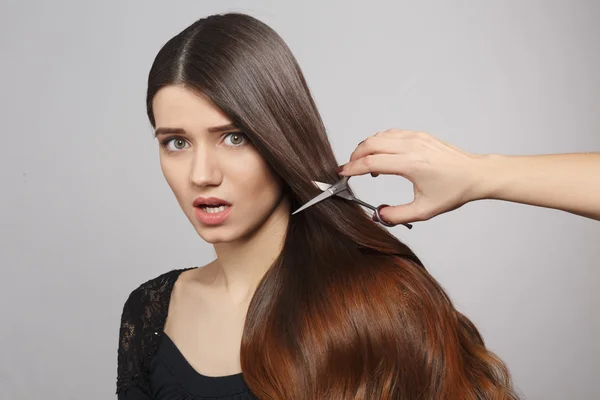 Mulher com penteado moderno em estúdio — Fotografia de Stock