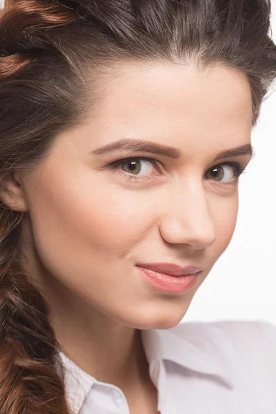 Femme avec coiffure moderne en studio — Photo