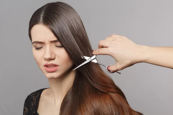 Mulher com penteado moderno em estúdio — Fotografia de Stock