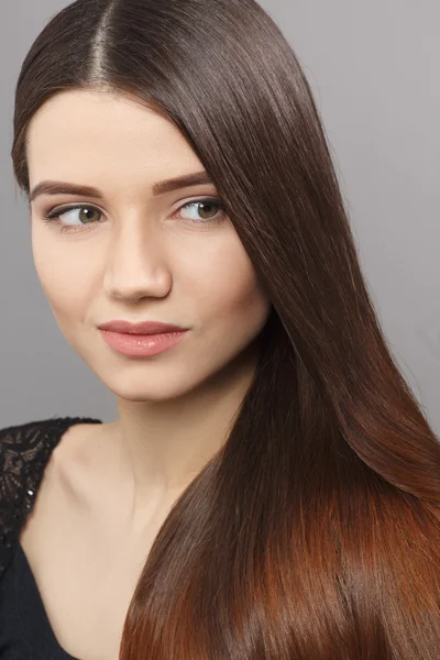 Femme avec coiffure moderne en studio — Photo