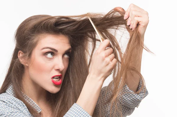 Woman doing hairstyle in studio — Stockfoto