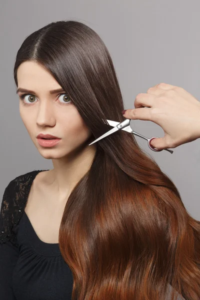 Mulher com penteado moderno em estúdio — Fotografia de Stock