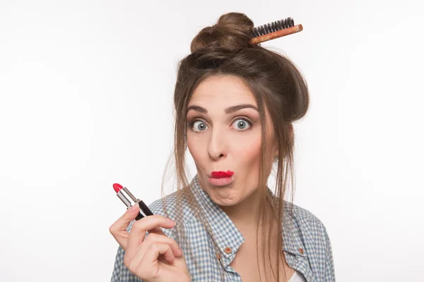 Mujer con peinado haciendo maquillaje —  Fotos de Stock