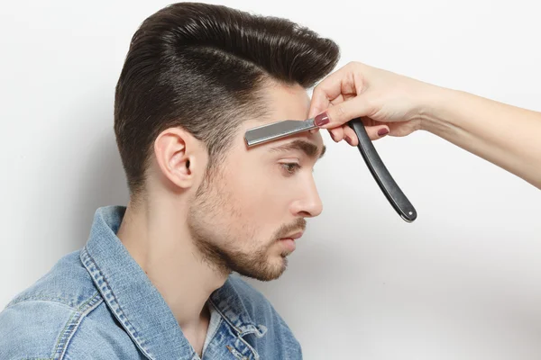 Homem com penteado moderno em estúdio — Fotografia de Stock