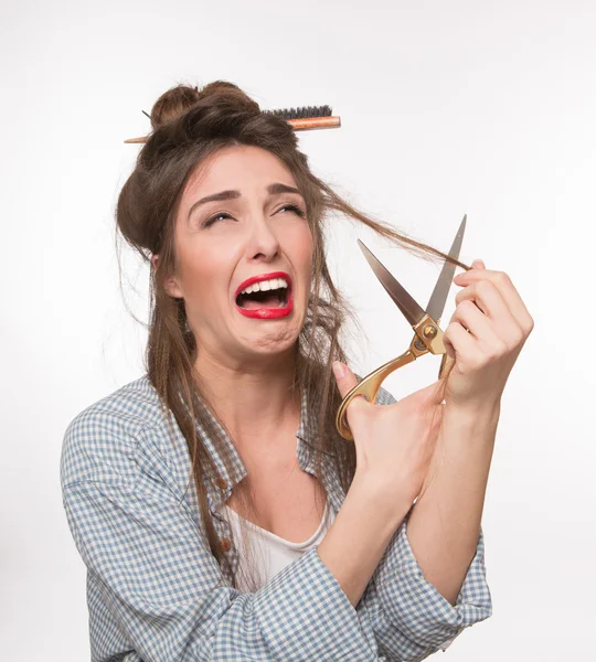 Woman doing hairstyle in studio — Stock fotografie