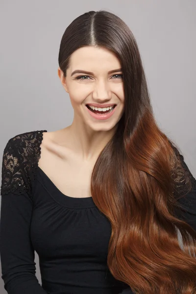 Femme avec coiffure moderne en studio — Photo