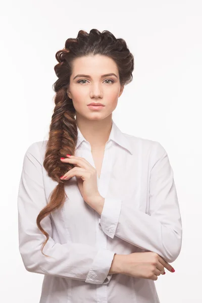 Femme avec coiffure moderne en studio — Photo