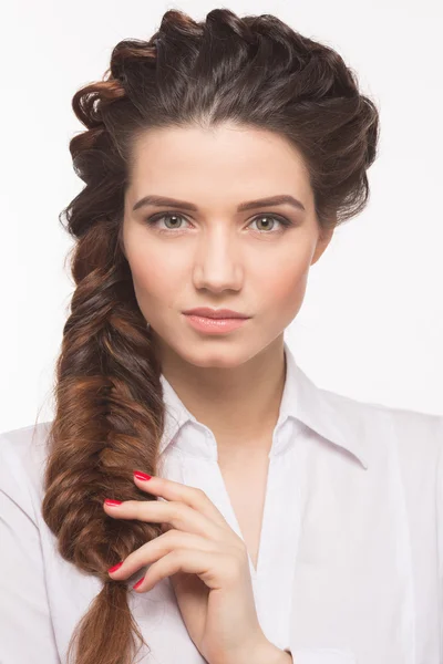 Femme avec coiffure moderne en studio — Photo