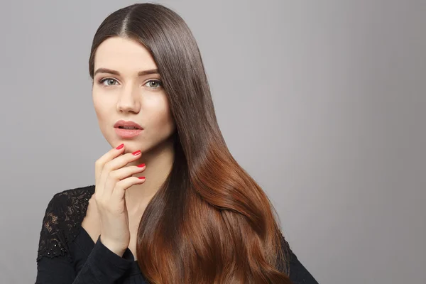 Mulher com penteado moderno em estúdio — Fotografia de Stock