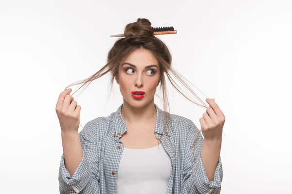 Woman doing hairstyle in studio — Stock Photo, Image