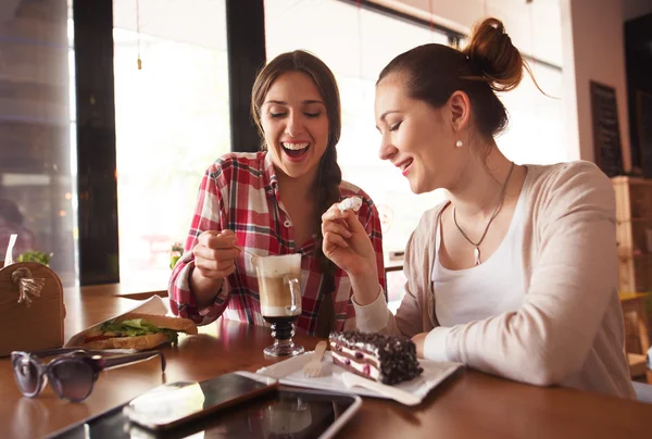 Beste Freundinnen im Café — Stockfoto