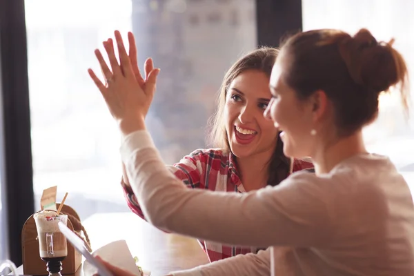 Mejores amigos damas en el café — Foto de Stock