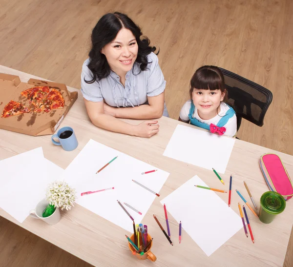 Anne ve kızı çizim — Stockfoto