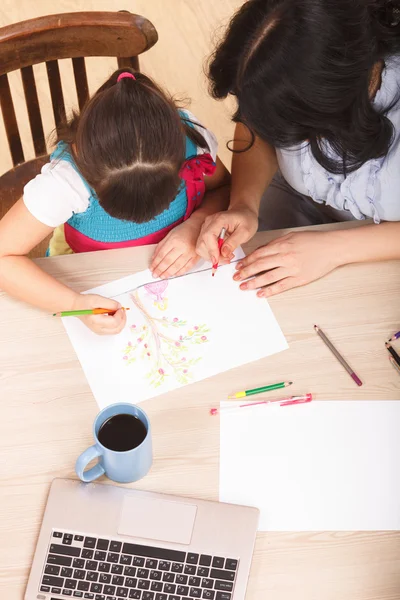 母亲和女儿绘图 — 图库照片
