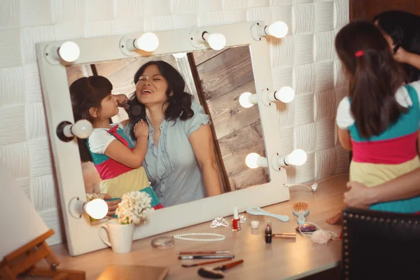 Madre e hija haciendo maquillaje — Foto de Stock