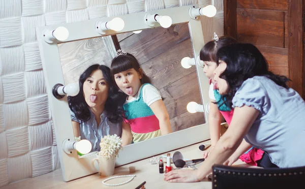 Madre e hija haciendo maquillaje — Foto de Stock