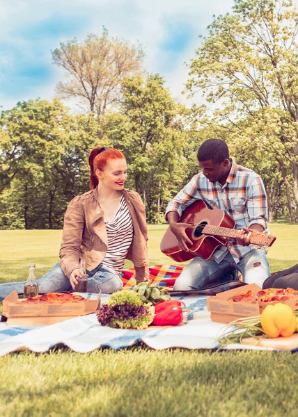 Coppia felice su picnic — Foto Stock