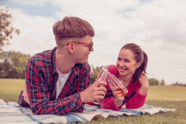Lyckliga paret på picknick — Stockfoto