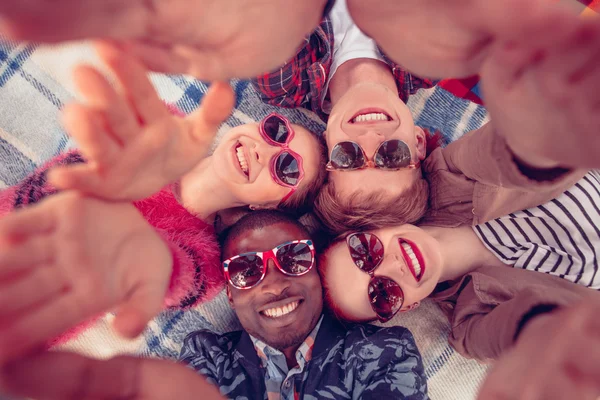 Bästa vänner gör selfies på Picnic — Stockfoto