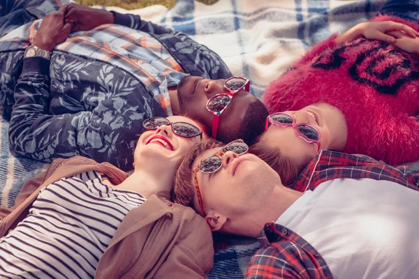 Mejores amigos haciendo selfies en el picnic — Foto de Stock