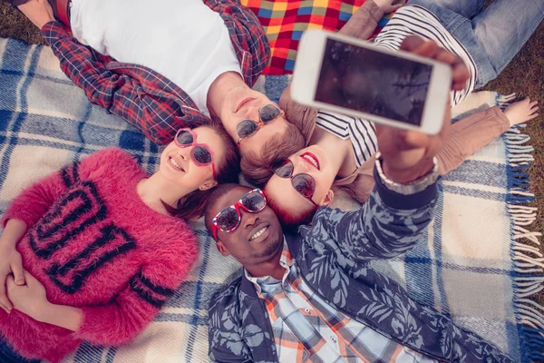 Melhores amigos fazendo selfies no piquenique — Fotografia de Stock
