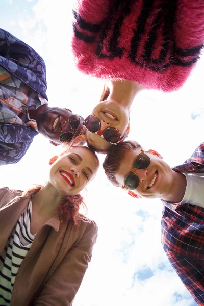 Melhores amigos fazendo selfies no piquenique — Fotografia de Stock