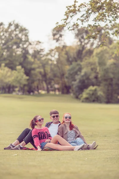 Bästa vänner som vilar i park — Stockfoto