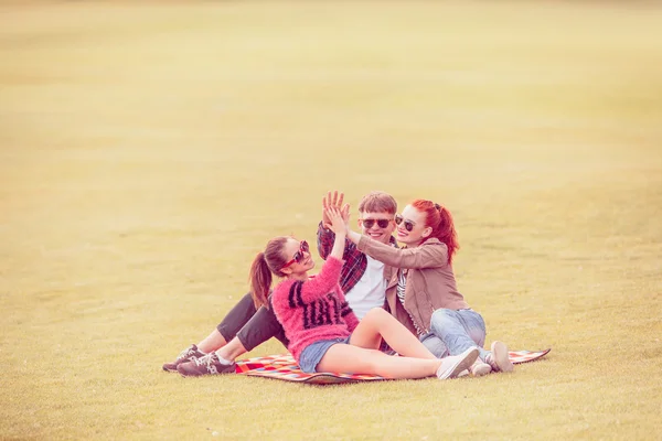 Beste vrienden rusten in park — Stockfoto