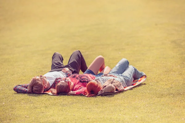 Bästa vänner som vilar i park — Stockfoto