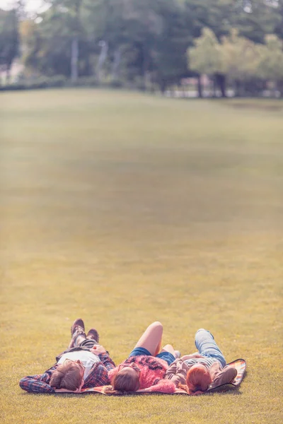 Mejores amigos descansando en el parque — Foto de Stock