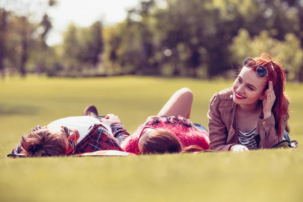 Migliori amici che riposano nel parco — Foto Stock