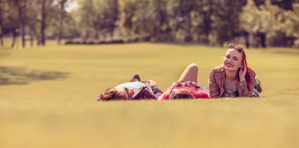 Migliori amici che riposano nel parco — Foto Stock