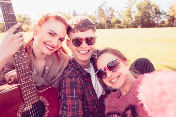 Migliori amici facendo selfie su picnic — Foto Stock