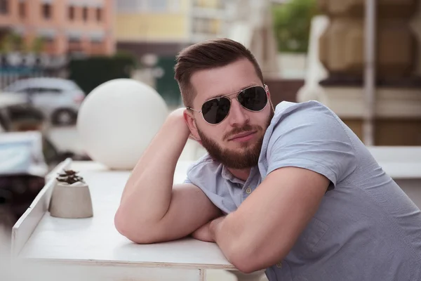 Bonito homem no centro da cidade — Fotografia de Stock